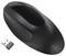 Une souris d'ordinateur sans fil noire à côté d'un récepteur USB, sur un fond blanc.