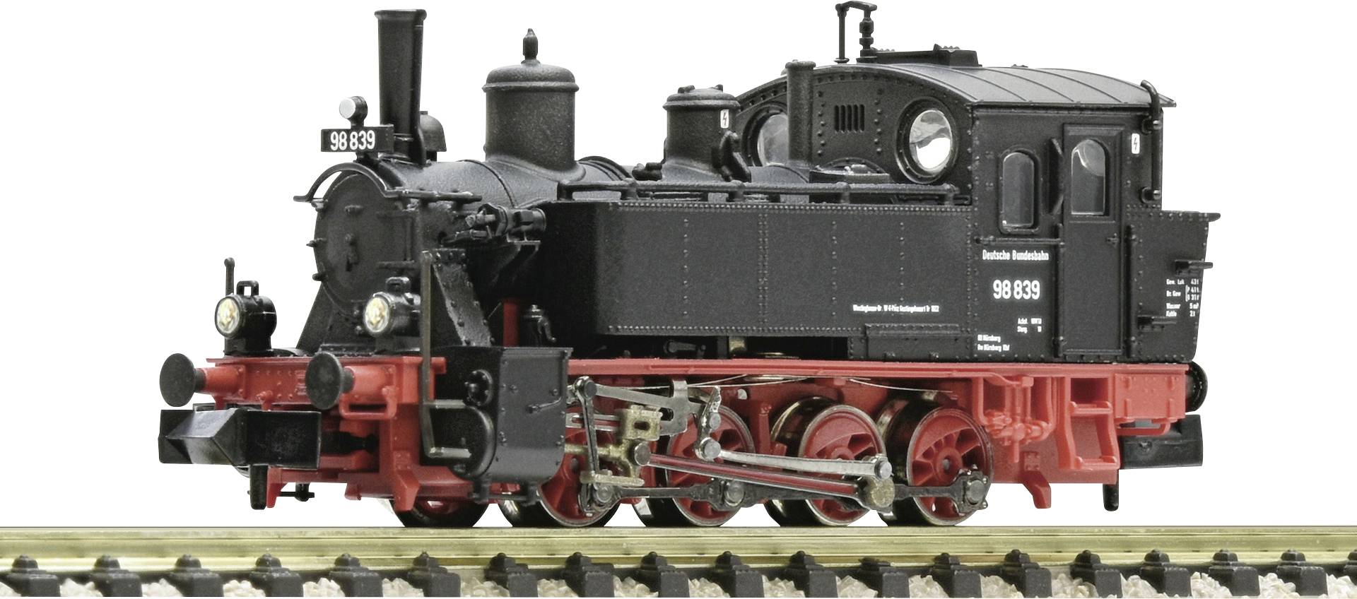 Locomotive à vapeur sur rail, chaudière noire avec châssis rouge. Vue de face montrant les détails de la locomotive, son type et son numéro.