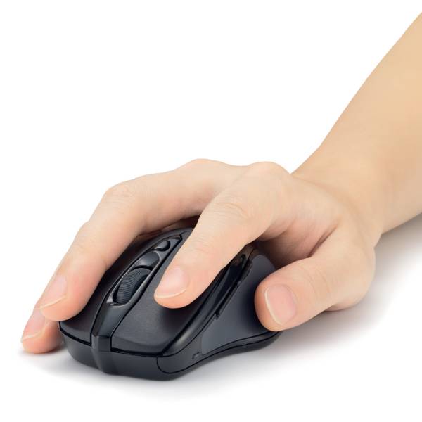 Une main tient une souris d'ordinateur.