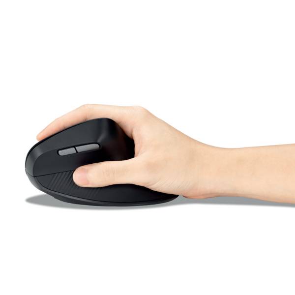 Une main tient une souris d'ordinateur ergonomique noire, conçue pour une position naturelle de la main et une utilisation confortable.