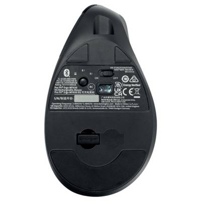 Dessous d'une souris sans fil avec des étiquettes d'identification et de certification, montrant le compartiment des piles et le capteur optique.