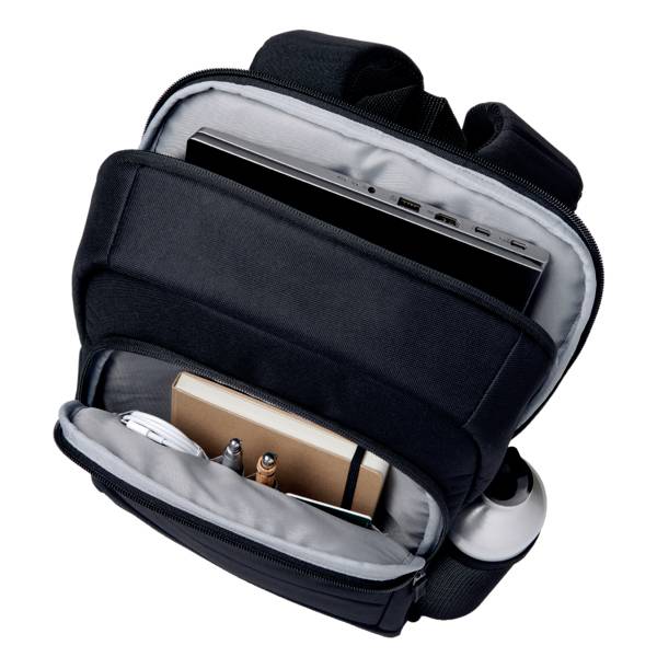 Un sac à dos ouvert contenant un ordinateur portable, un livre, des stylos et une bouteille d'eau dans différents compartiments.