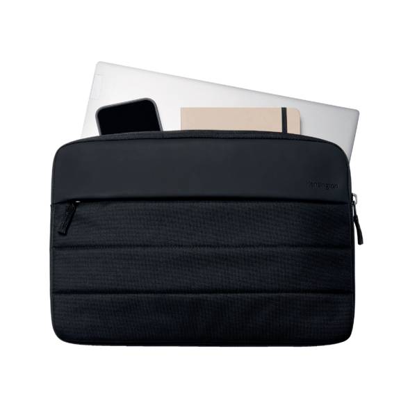 Un sac pour ordinateur portable noir contenant un ordinateur portable, un smartphone et un cahier dépassant partiellement de la sacoche ouverte.