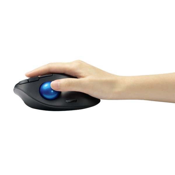 Une main tient une souris ergonomique avec boule pour le pouce, soulignant le confort et la facilité d'utilisation.