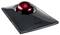 Un trackball noir de Kensington avec une boule rouge au centre. La surface est lisse et ergonomiquement conçue.