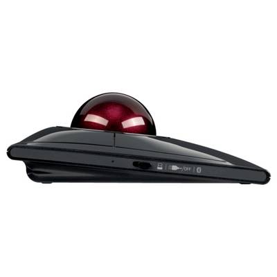 'Souris trackball noire vue de côté avec un grand boule rouge et un interrupteur sur la face inférieure.'
