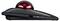 'Souris trackball noire vue de côté avec un grand boule rouge et un interrupteur sur la face inférieure.'