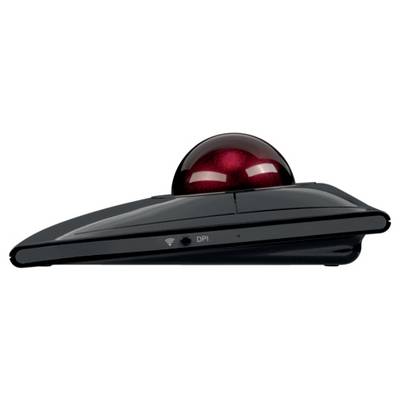 Un trackball ergonomique en noir brillant avec une boule rouge. Adapté à l'équipement de base.
