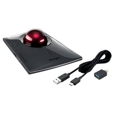 Souris trackball noir avec boule rouge et deux boutons, câble USB et adaptateur pour connexion à l'ordinateur.