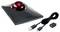 Souris trackball noir avec boule rouge et deux boutons, câble USB et adaptateur pour connexion à l'ordinateur.