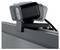 Une webcam noire est montée en haut d'un écran d'ordinateur. Elle est légèrement orientable et dispose d'un câble.