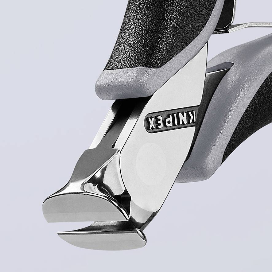Coupe-ongles en métal, design ergonomique, argent et noir, adapté pour couper les ongles avec précision. Nom de la marque sur le côté.