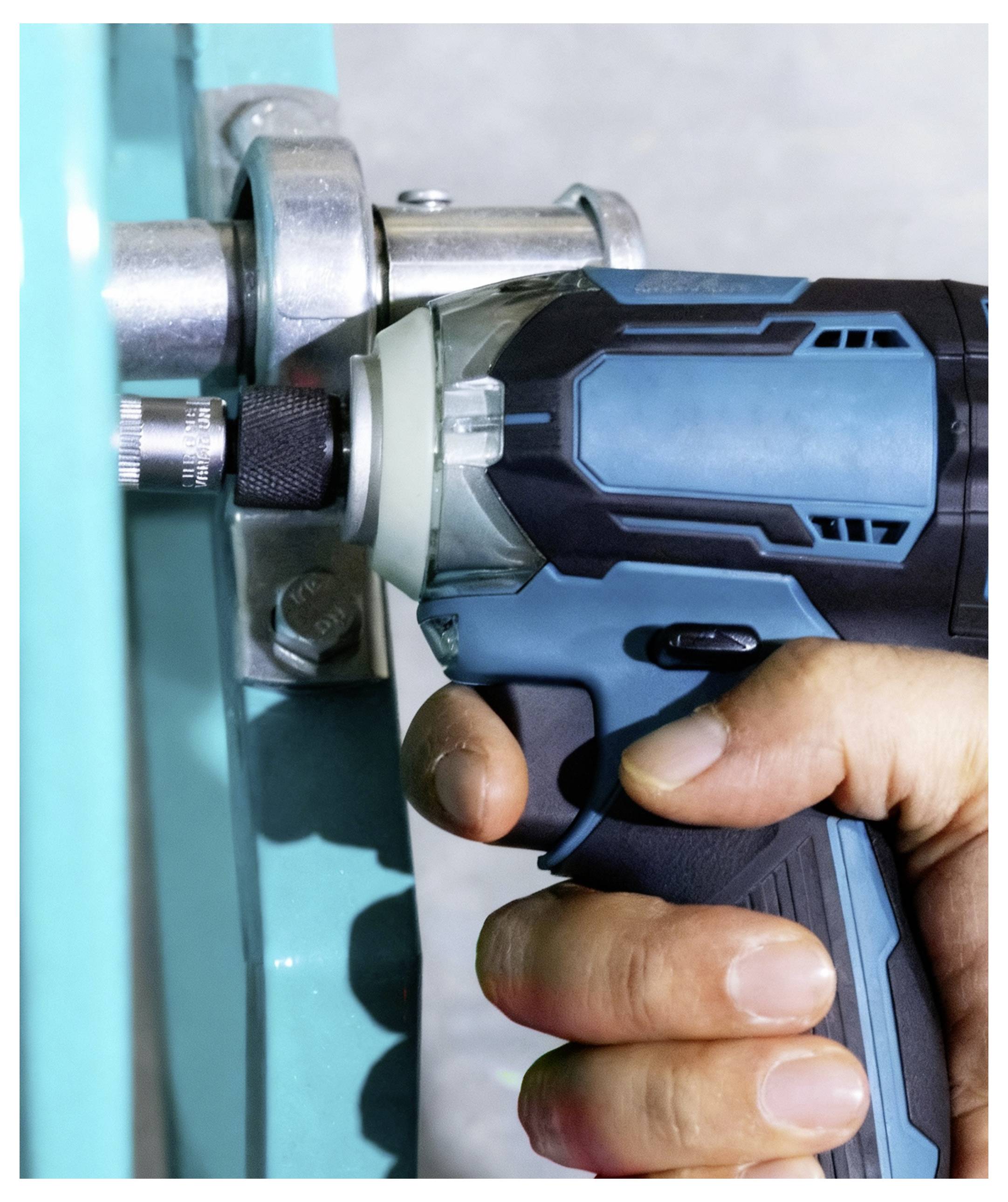 Une personne utilisant une perceuse électrique bleu et noir pour fixer un boulon sur une structure métallique. Vue rapprochée, montrant la prise en main de l'outil et un travail précis.