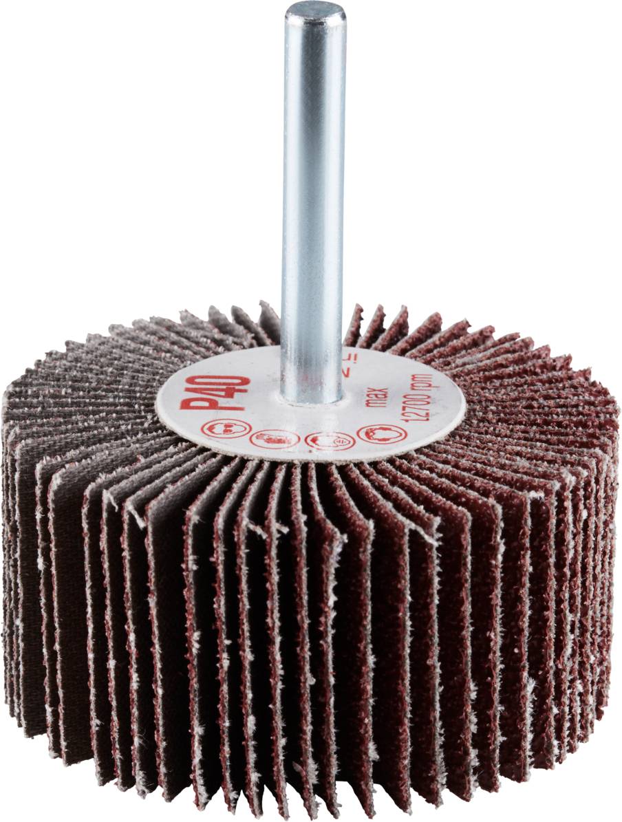 Un 'mop de ponçage à lamelles', composé de lamelles abrasives disposées radialement autour d'un axe, est utilisé pour l'usinage des métaux.