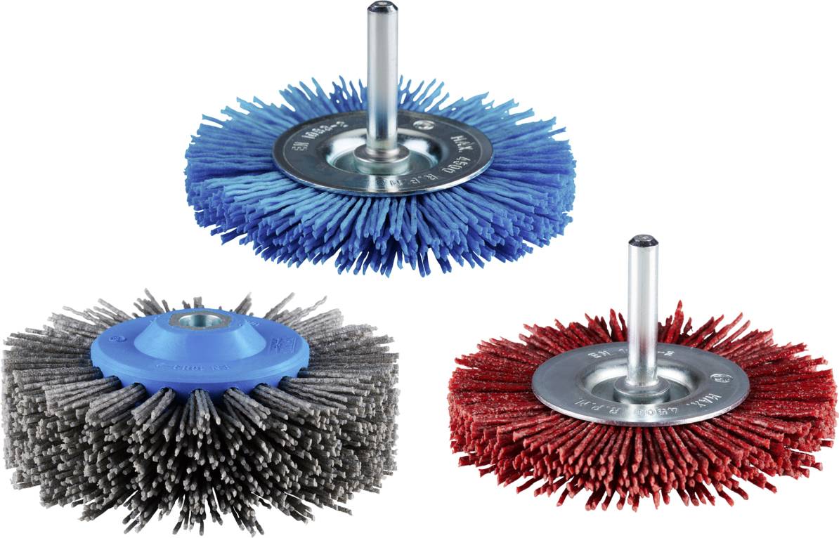 Trois brosses abrasives, bleue en haut, grise à gauche, rouge à droite, avec des supports métalliques. Elles sont utilisées pour le nettoyage et le traitement de surface.