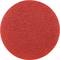 Un papier de verre rouge, rond, avec une texture granulée uniforme, utilisé pour le traitement des surfaces.