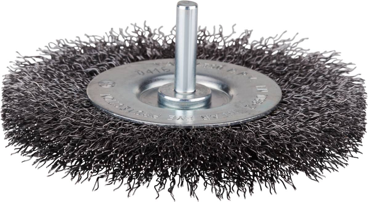 Brosse métallique ronde à poils métalliques avec manche, utilisée pour les travaux de nettoyage et de meulage dans le domaine de la métallurgie.