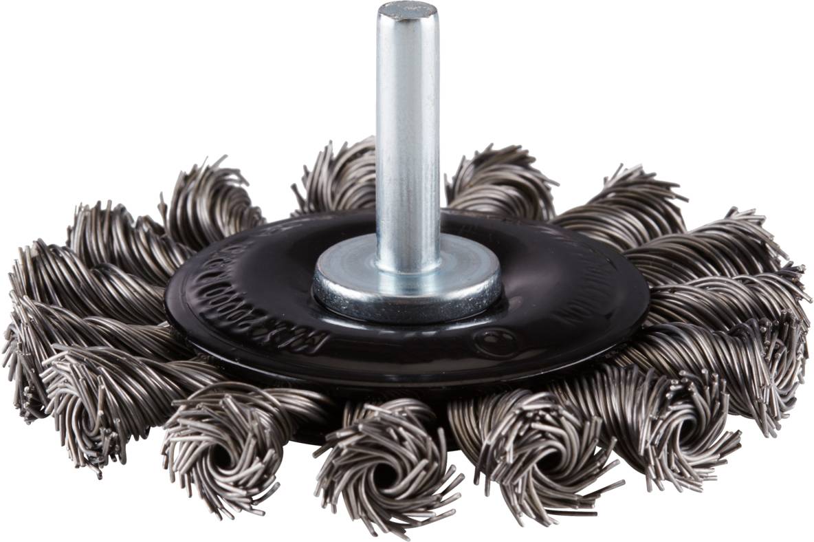 Une brosse métallique circulaire composée de poils d'acier étroitement enroulés, adaptée aux perceuses, pour nettoyer les surfaces métalliques.