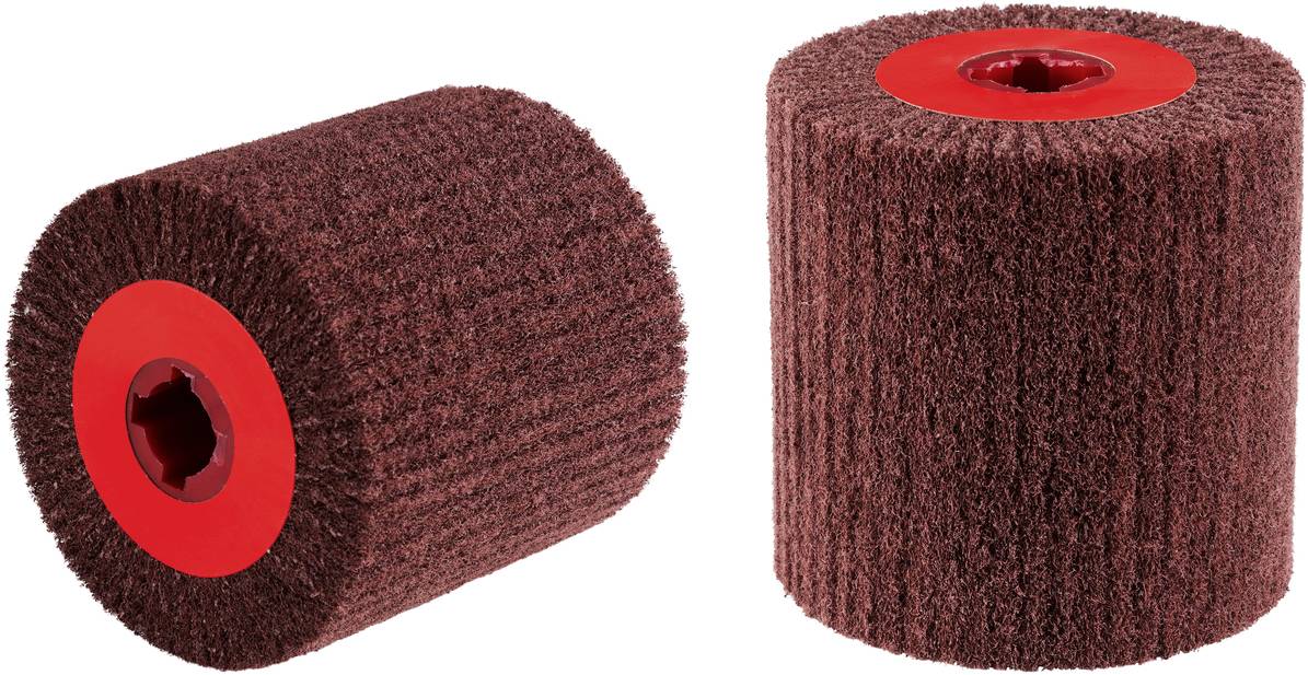 Deux rouleaux de ponçage rouge-brun avec un noyau intérieur rouge, placés côte à côte. Ils sont utilisés pour le traitement de surface.