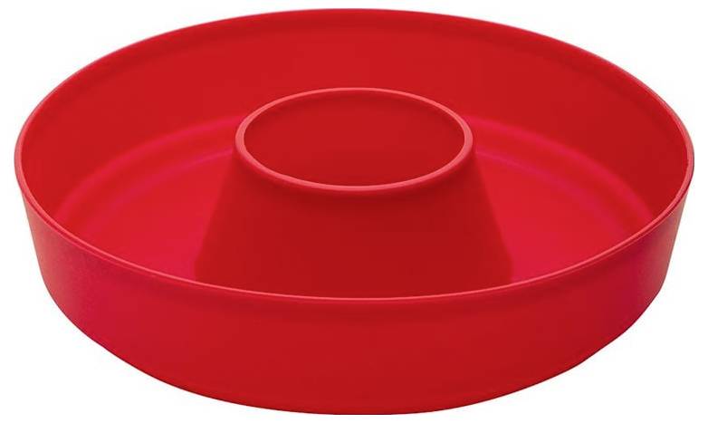 Un moule à bundt en silicone rouge avec un intérieur lisse, présentant un cylindre central permettant de réaliser un gâteau en forme d'anneau.