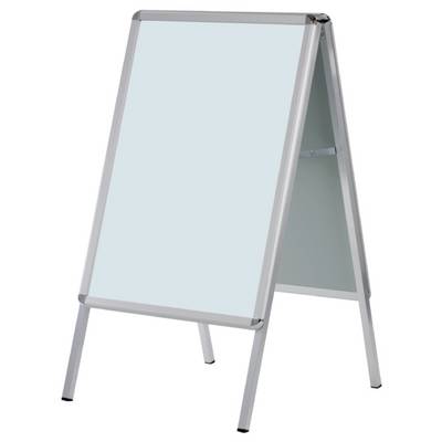 Un présentoir métallique vide recto-verso est posé au sol, prêt à être personnalisé ou à accueillir des affiches pour un usage intérieur ou extérieur.