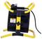 Un ventilateur industriel jaune et noir avec une étiquette d'avertissement de sécurité, représentant un symbole d'interdiction des mains, indiquant la prudence lors de l'utilisation.