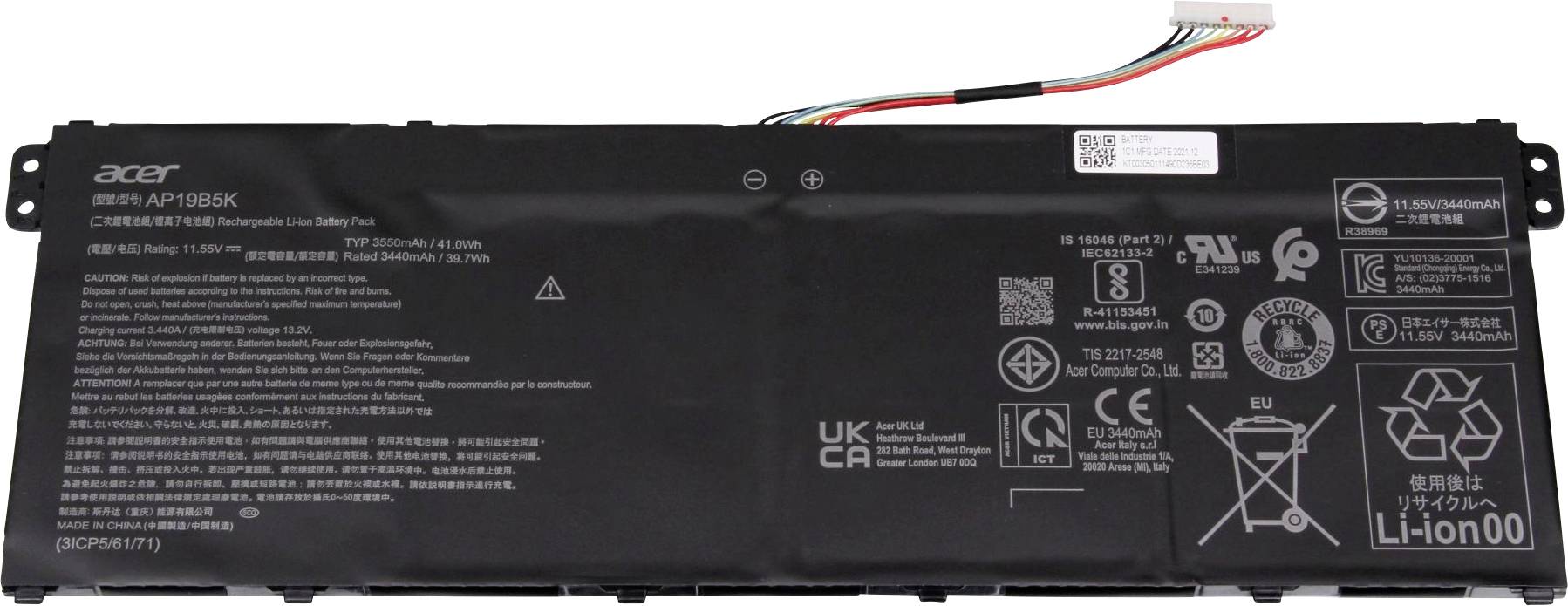 Une batterie d'ordinateur portable avec des étiquettes blanches et des broches de connexion en haut à droite. Affiche des symboles et des spécifications techniques.