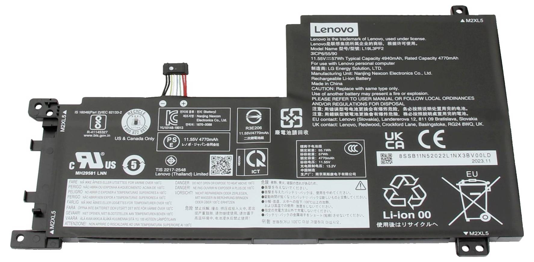 Un accumulateur noir pour ordinateur portable avec le logo de la marque et des détails techniques imprimés ; contient des informations sur la capacité et les certificats de sécurité.