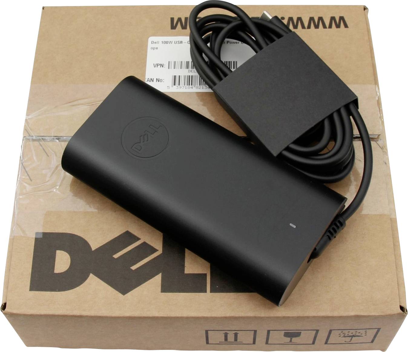Chargeur Dell noir avec câble sur un carton brun portant le logo 'Dell'.