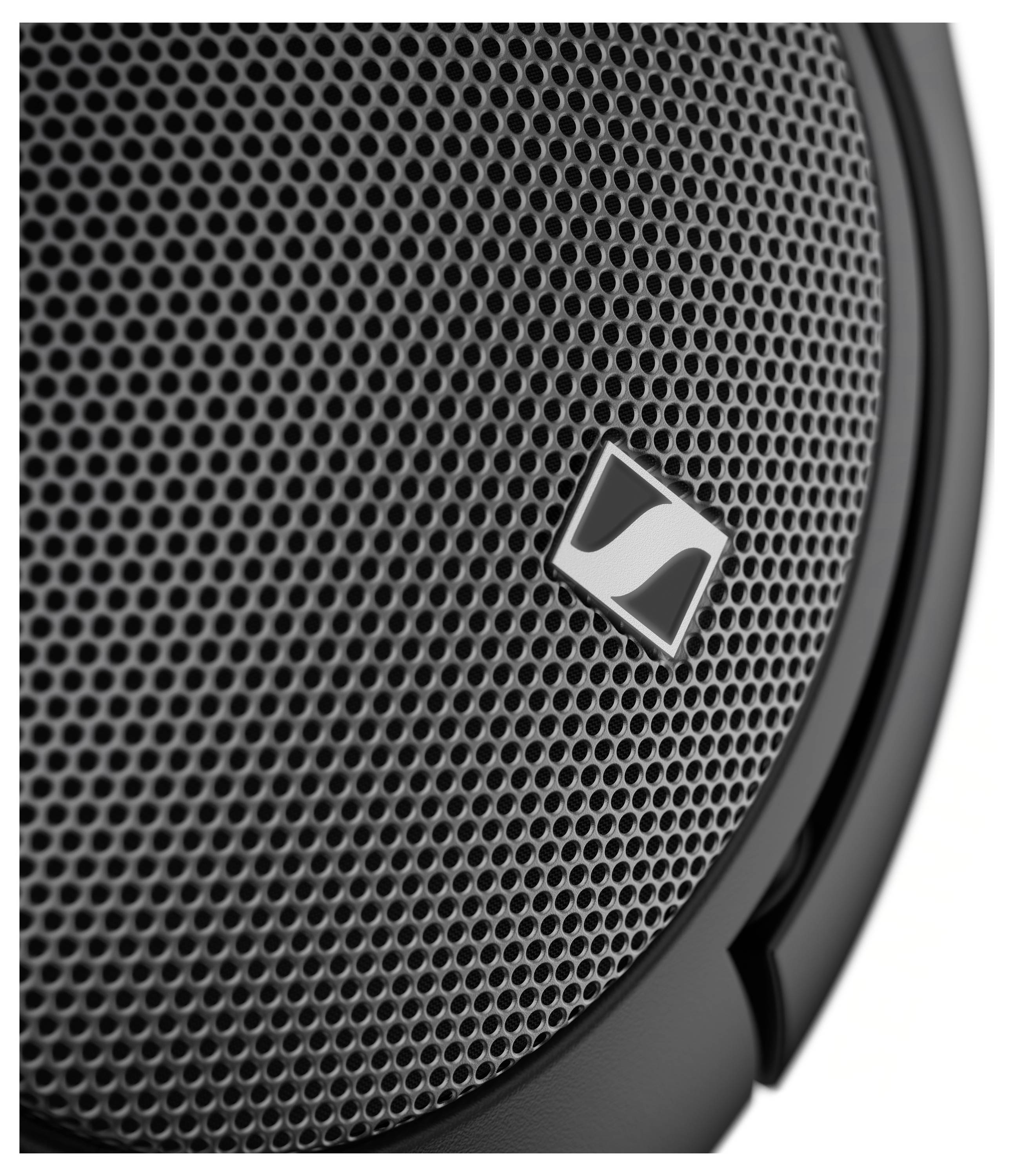 Gros plan d'un haut-parleur avec un logo visible au centre. Design en grille noir.