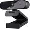 'Webcam noire, fixée à un clip ajustable, prise sous un angle diagonal. En haut à droite, on peut lire "2K QHD".'
