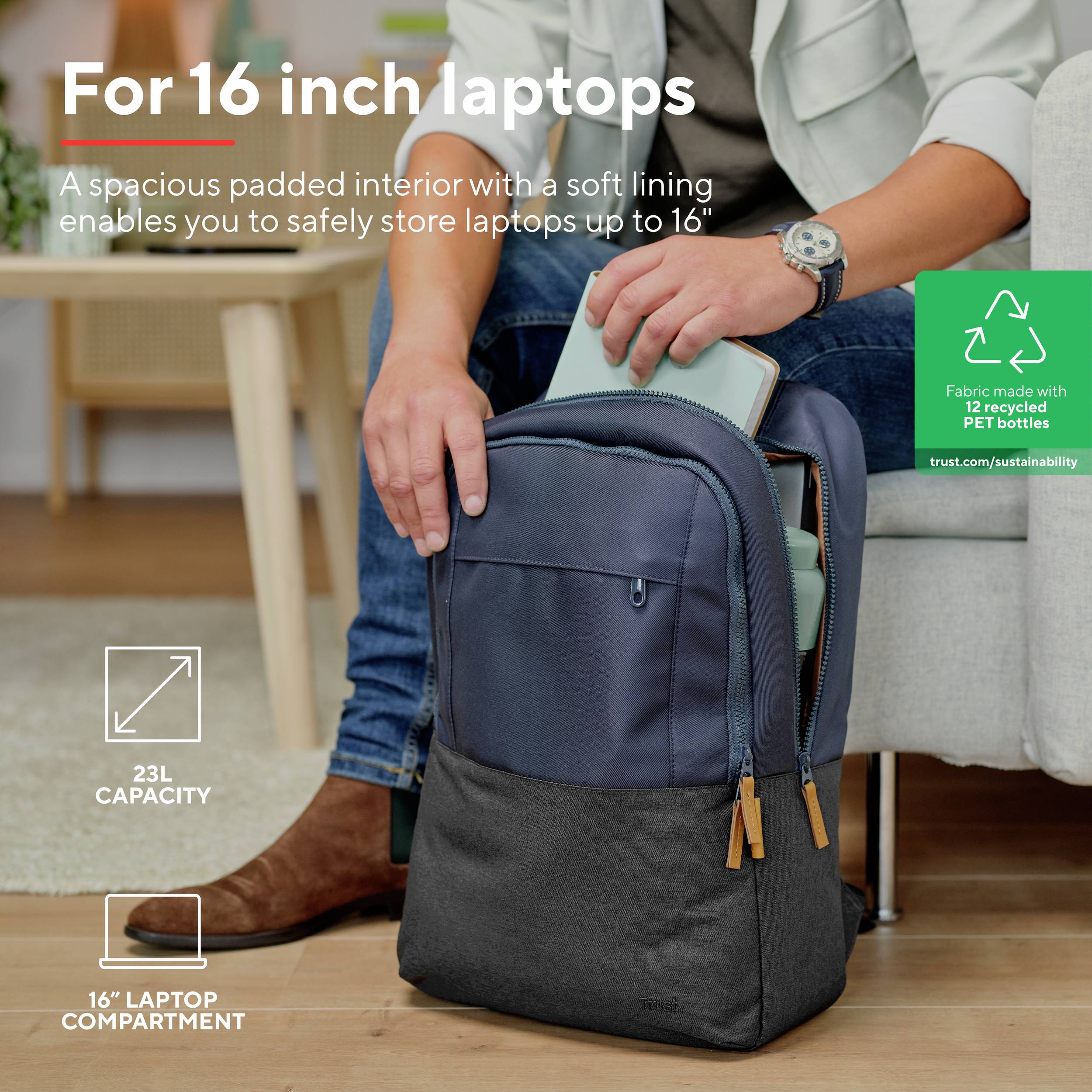 Une personne tient un sac à dos pour ordinateur portable. Texte décrivant : 'Pour ordinateurs portables de 16 pouces', doublure intérieure rembourrée, fabriqué à partir de bouteilles PET recyclées. Capacité de 23 litres.