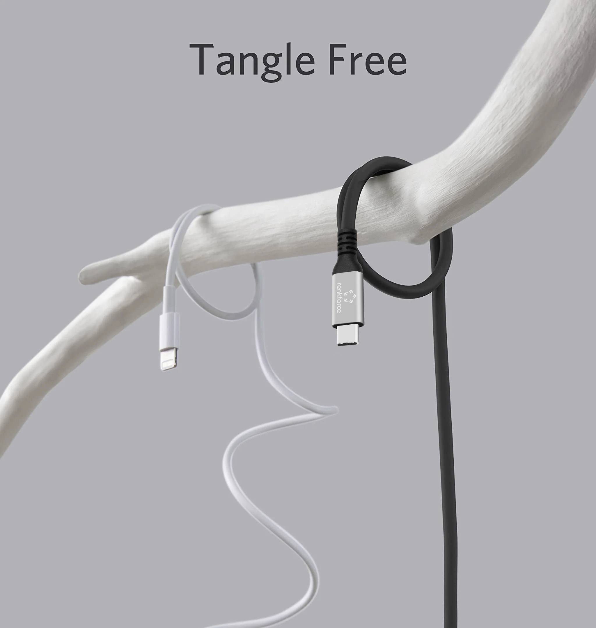 Deux câbles pendent proprement à une branche. En haut, il est écrit 'Tangle Free'. Un câble est blanc, l'autre noir.