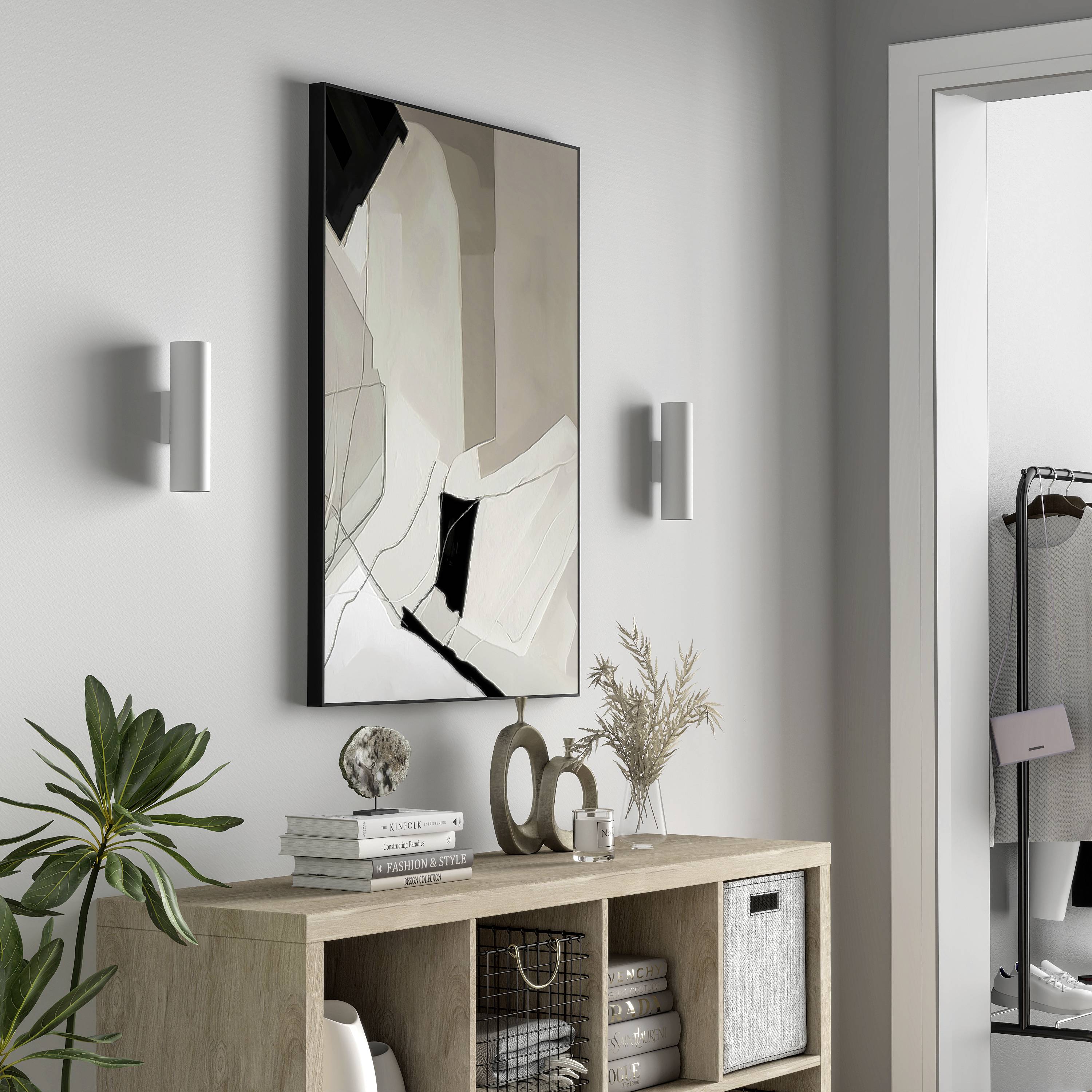 Salon moderne avec une œuvre d'art abstraite au mur, des meubles en bois et des plantes comme décoration.