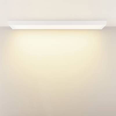 Plafonnier lumineux dans un espace minimaliste diffusant une lumière douce et chaleureuse vers le bas.