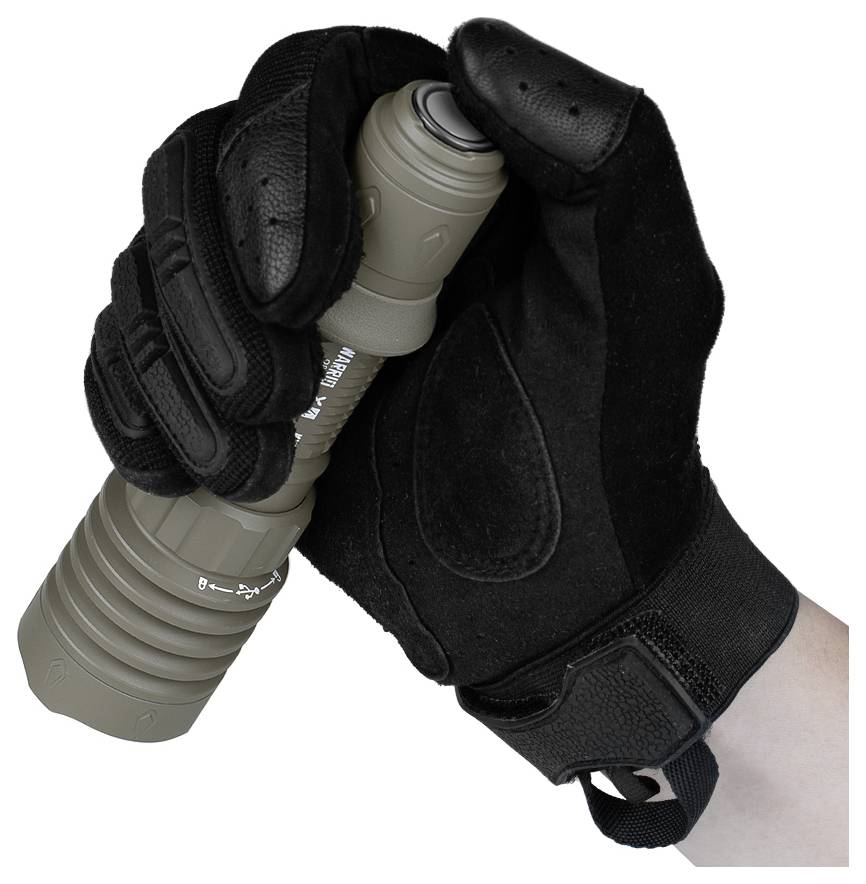 Un gant tient une lampe de poche pointant du bas vers le haut. La main est fermée et appuie sur l'interrupteur de la lampe.