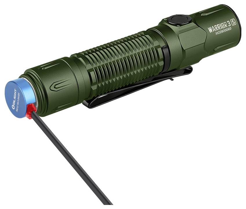 Lampe de poche vert olive, modèle 'Warrior 3S', connectée à son câble de chargement magnétique. Surface de chargement bleue visible sur le côté gauche.