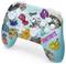 Une manette bleu clair avec des autocollants colorés, comprenant des inscriptions comme 'Victory Royale' et 'Fortnite', ainsi que divers graphiques.