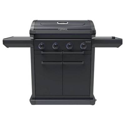 Un grand barbecue à gaz noir avec quatre boutons rotatifs et des tablettes latérales. Idéal pour les grillades en extérieur et les repas copieux.