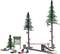 Scène miniature de forêt avec trois arbres, un panneau indicateur, un banc et deux personnages, dont l'un répare un vélo.