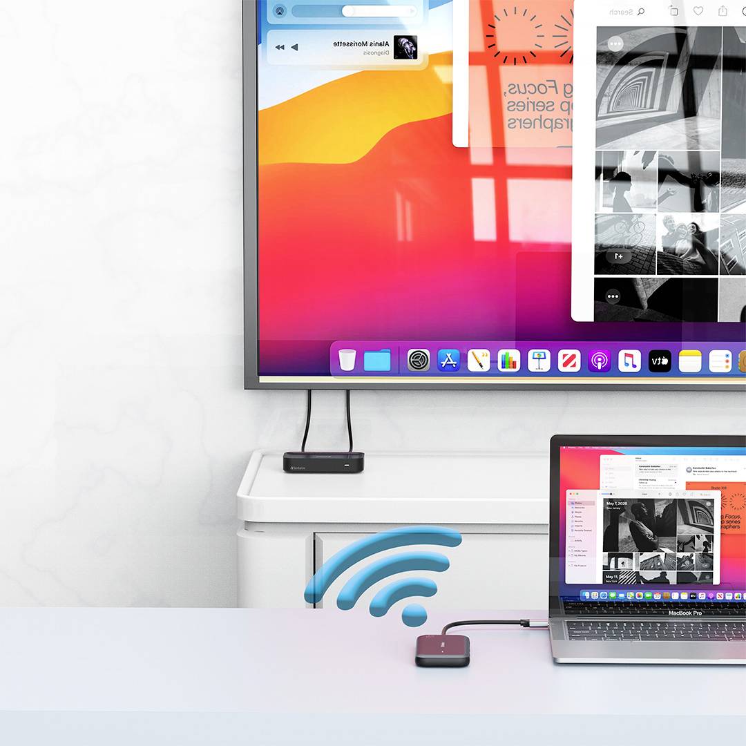 Ordinateur portable qui reflète un écran via AirPlay. Sur l'écran, des applications et des icônes sont visibles, qui sont ouvertes sur l'ordinateur portable.