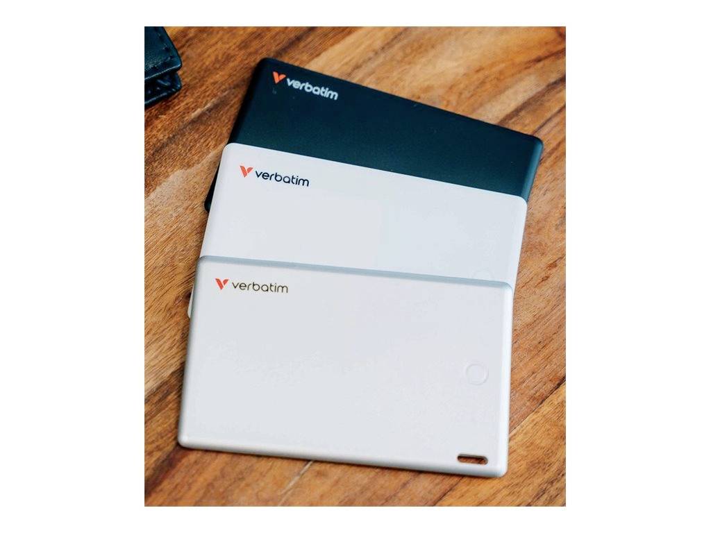 Trois disques durs externes sur un fond en bois, deux en blanc et un en noir, avec le logo 'Verbatim' en haut à gauche de chaque disque dur.