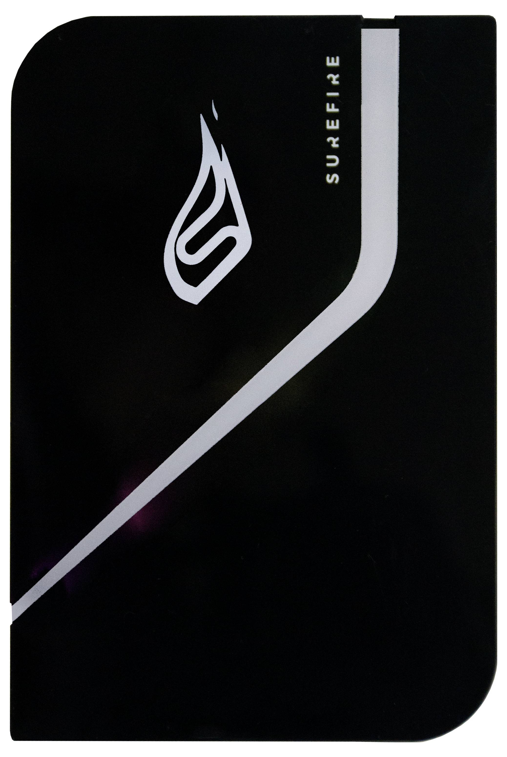 Un appareil noir avec un design blanc et incurvé portant l'inscription « SUREFIRE ».