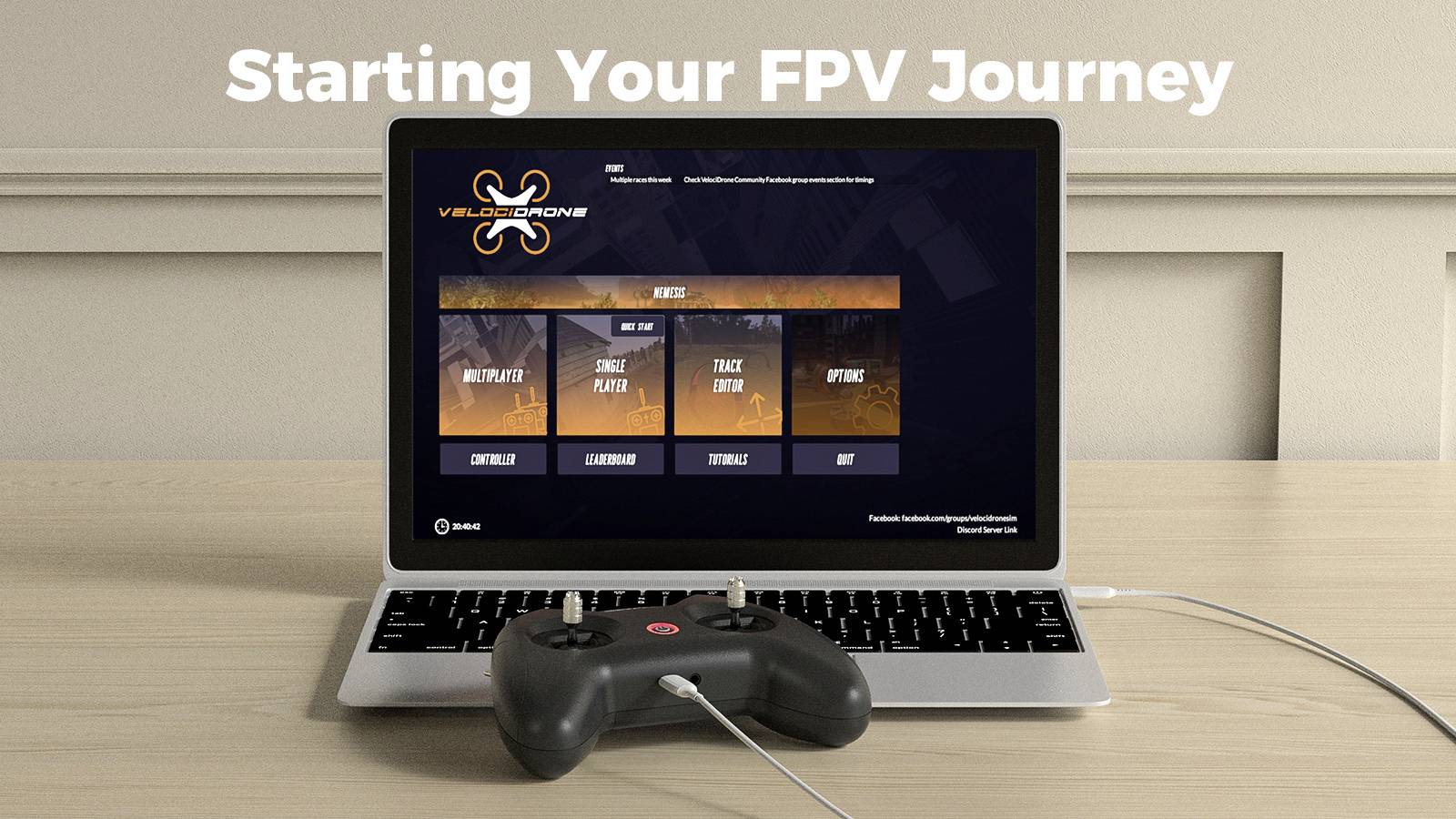 Un ordinateur portable affiche un menu de jeu de simulation de drone intitulé « Débuter votre parcours FPV » avec des options pour jouer, s'entraîner et accéder aux tutoriels. Une manette de jeu est connectée.