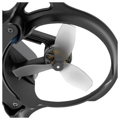 Gros plan sur un petit moteur de drone avec trois pales d'hélice logées dans un boîtier de protection, mettant en valeur les détails mécaniques.