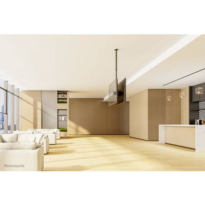 Salon lumineux et moderne avec des canapés et de grandes fenêtres. Une cuisine ouverte avec un comptoir se trouve à l'arrière-plan.