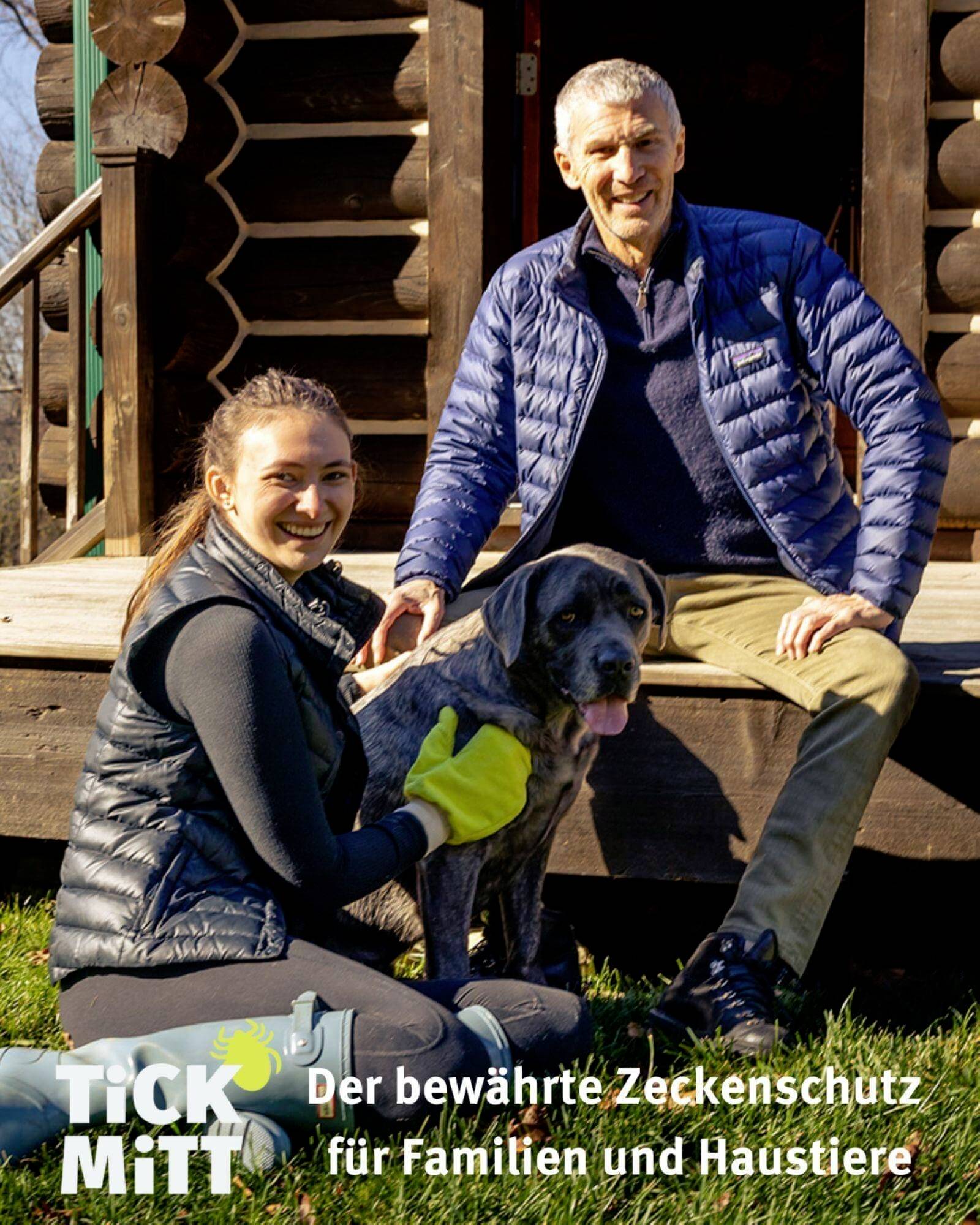 Un homme et une femme sont assis devant une maison en bois avec un chien. Texte : 'Tick Mitt, La protection anti-tiques éprouvée pour les familles et les animaux de compagnie'.