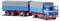Un camion-modèle avec remorque en bleu et rouge. Le camion a une surface de chargement couverte de gris. La remorque a une bâche de couleur grise similaire.