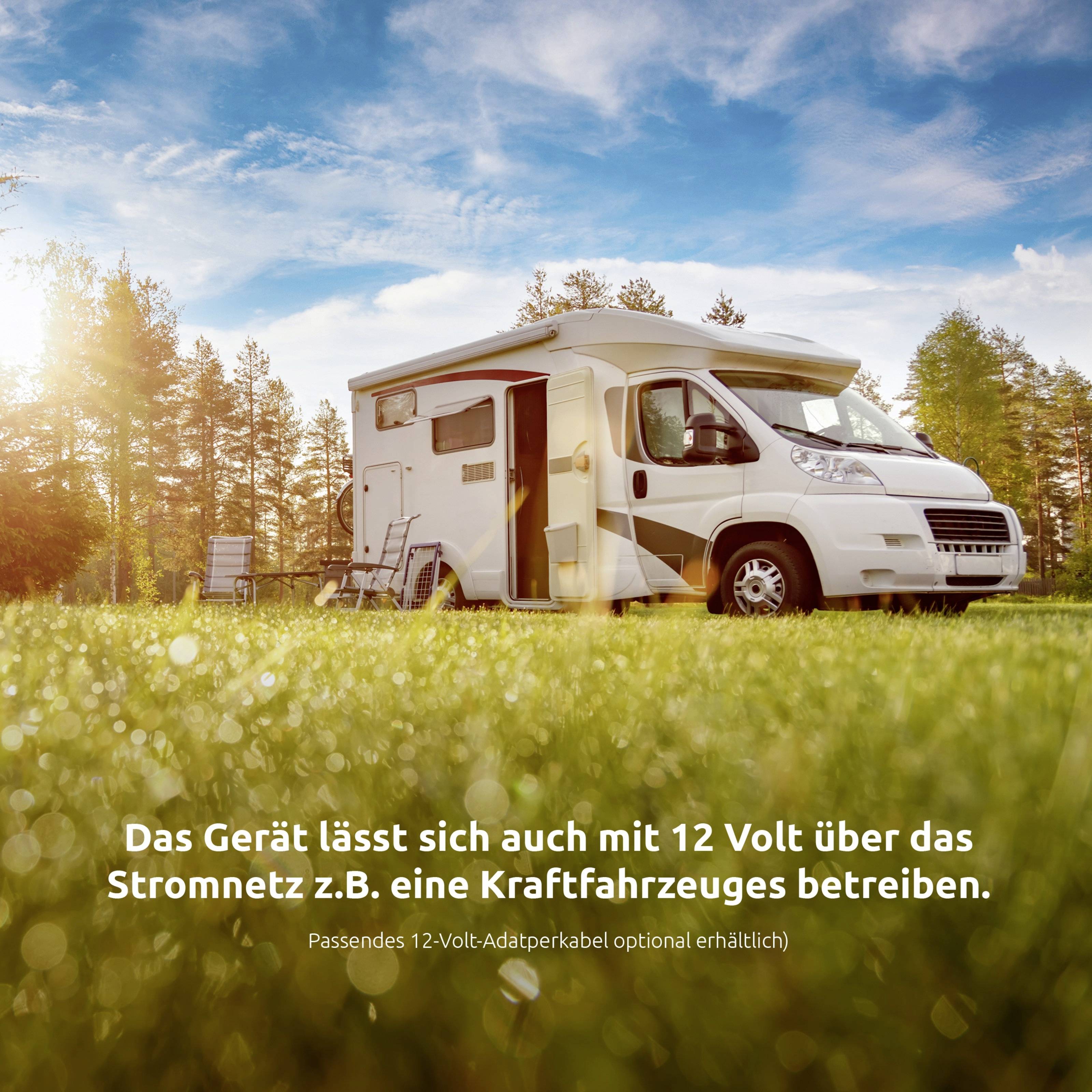 Un camping-car stationné sur l'herbe verte, avec une forêt en arrière-plan, sous un ciel lumineux. Le texte explique l'alimentation électrique via un système de 12 volts.