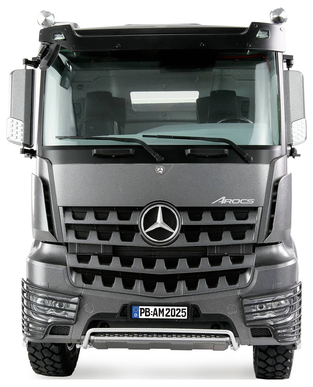 Camion Mercedes-Benz Arocs gris vu de face. Parfaitement adapté aux charges lourdes dans les secteurs du bâtiment et des transports.